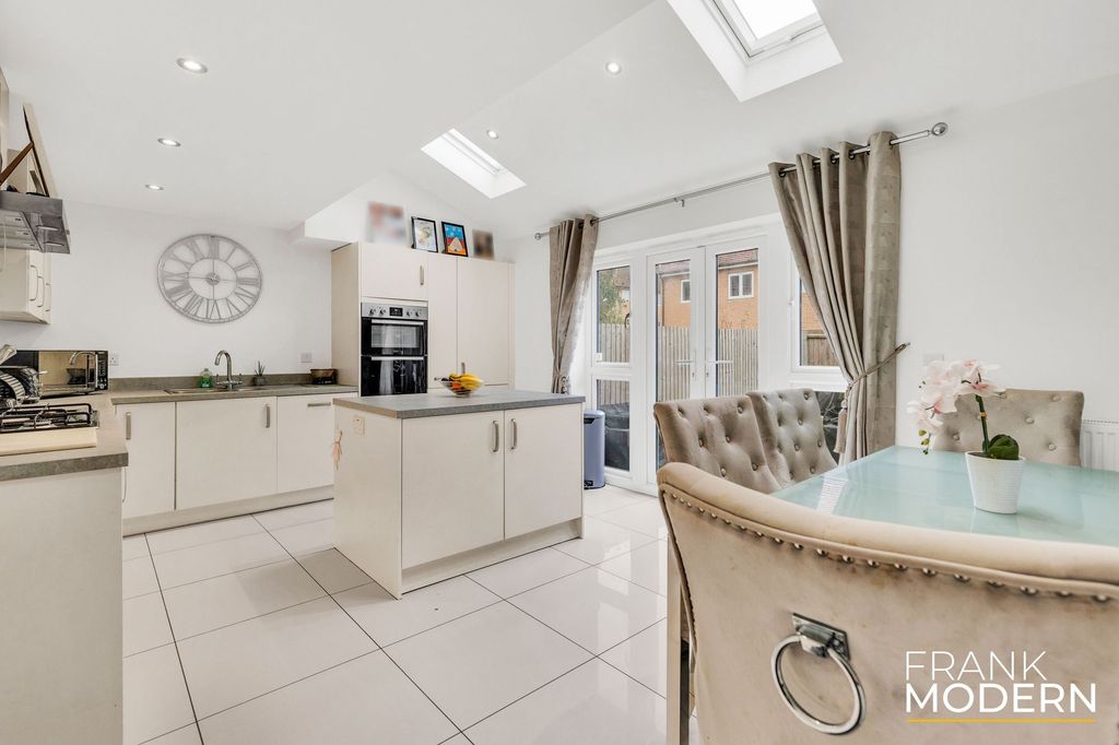 Property photo 3 of 30 Kitchen / Diner