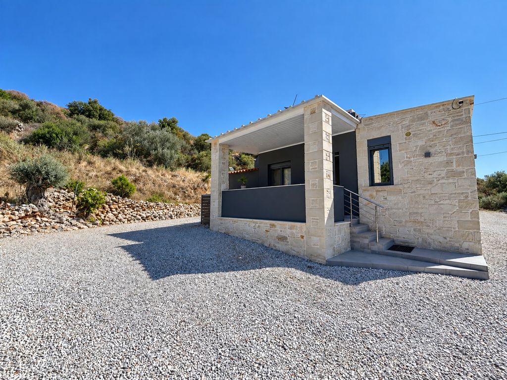 Property photo 1 of 19 Modern 2 Bedroom Ground Floor House With White Mountains Views (Photovoltaic Panels)