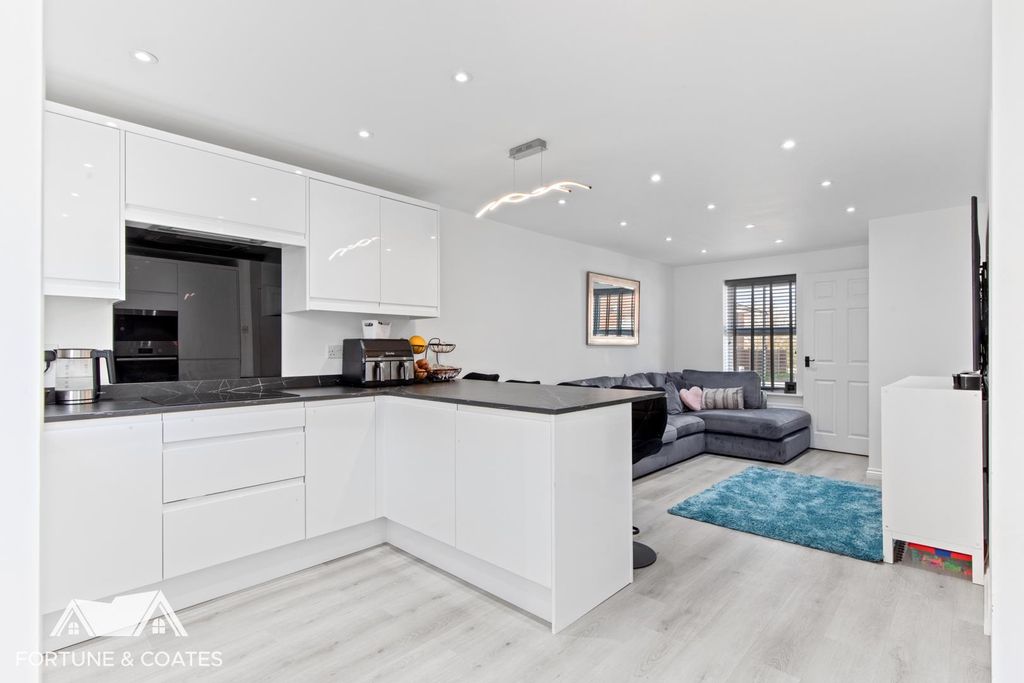 Property photo 2 of 17 Albertgardens_14.Jpg