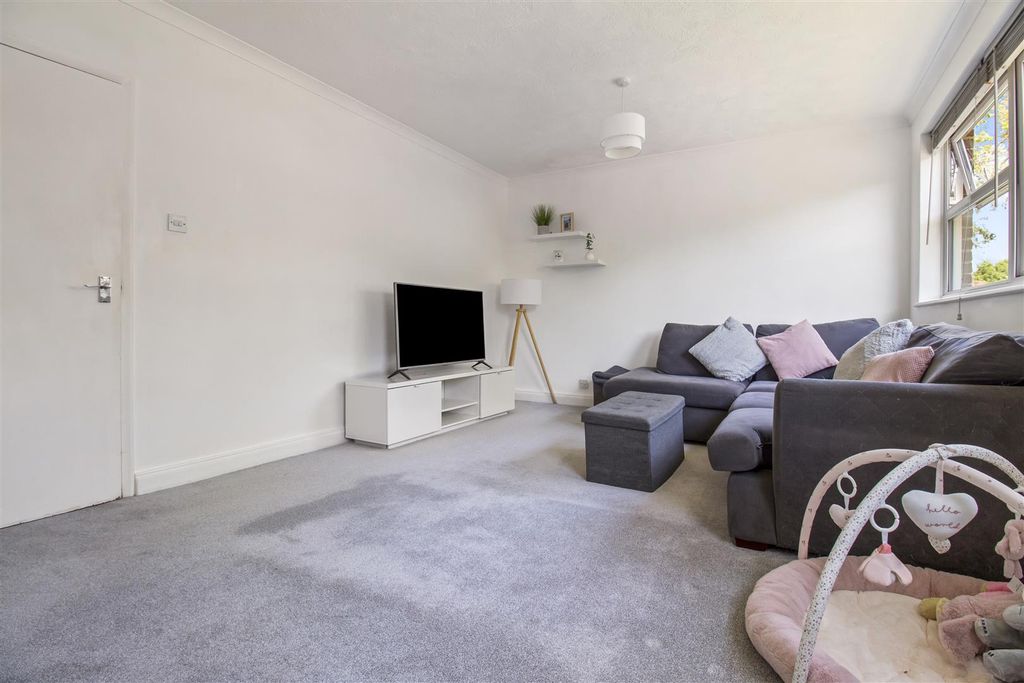 Property photo 3 of 13 16 Eaton Court-004.Jpg