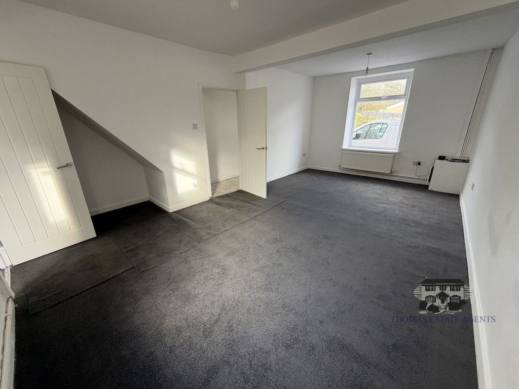 Property photo 3 of 10 Lounge