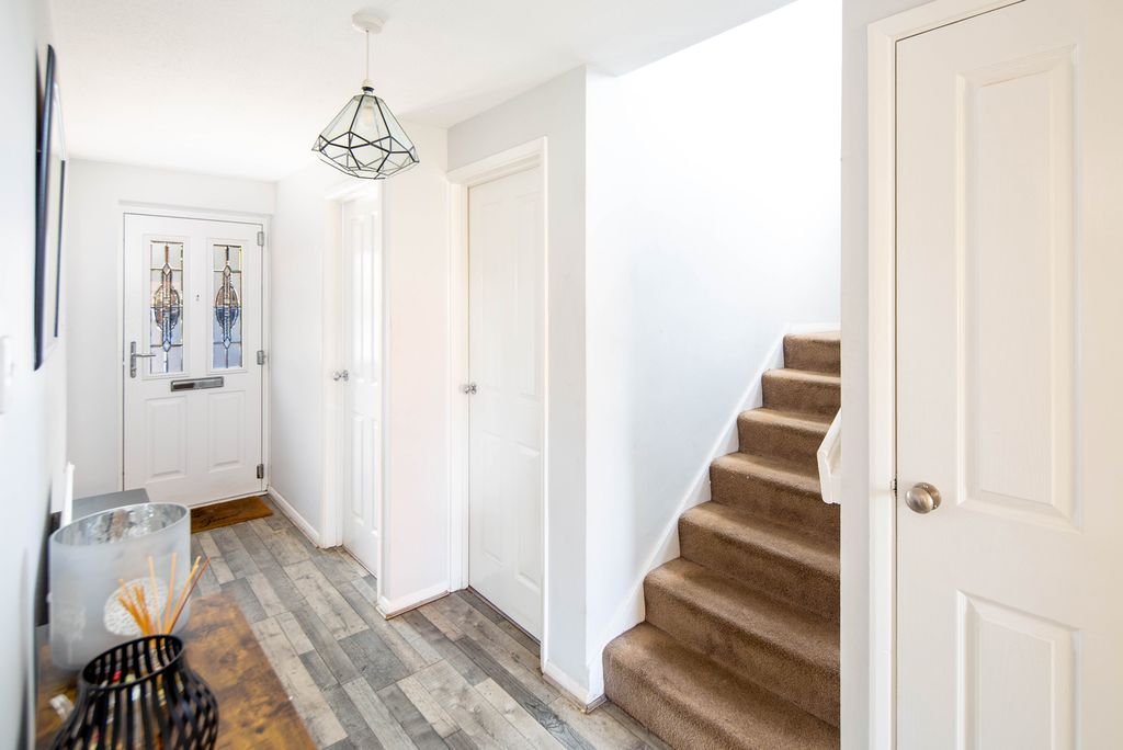 Property photo 2 of 28 Entrance Hall