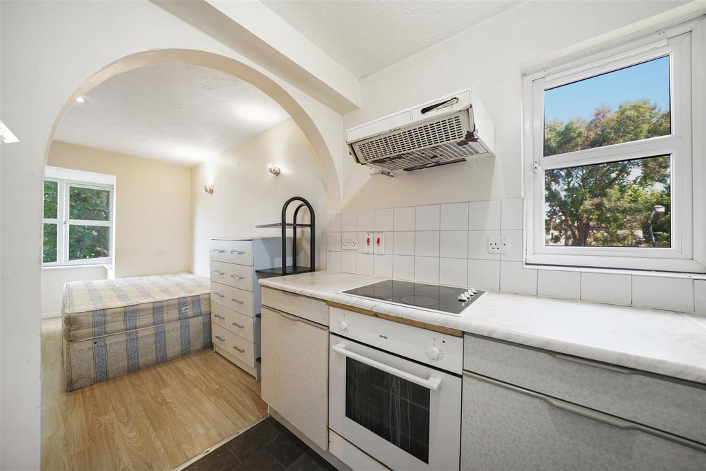 Property photo 3 of 7 21 Kestrel Close - H6M5Swvn1K01i6De6Vrq.Jpg