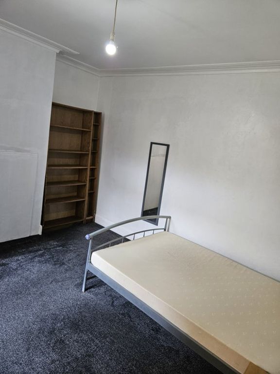 Property photo 2 of 9 A Spacious Double Bedroom Featuring A Large Fitted...