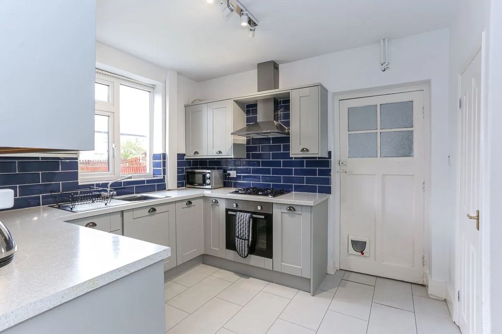 Property photo 2 of 30