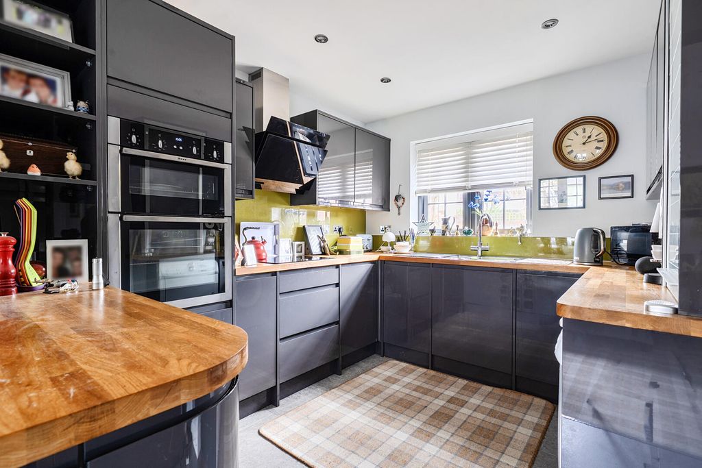 Property photo 2 of 19 Kitchen