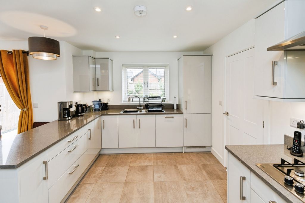 Property photo 3 of 18 Dining Kitchen