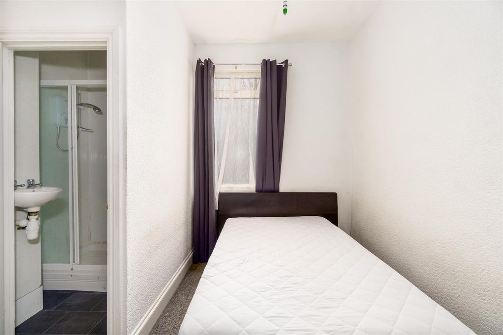 Property photo 1 of 4 Bedroom & Ensuite Shower Room