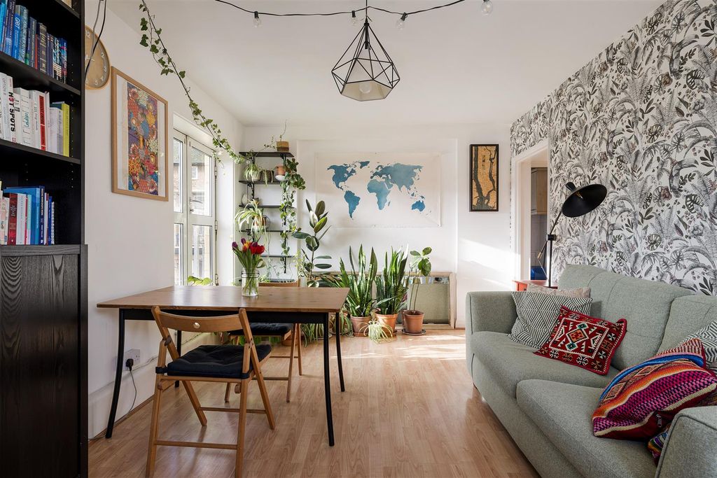 Property photo 1 of 17 Approach Road, E2