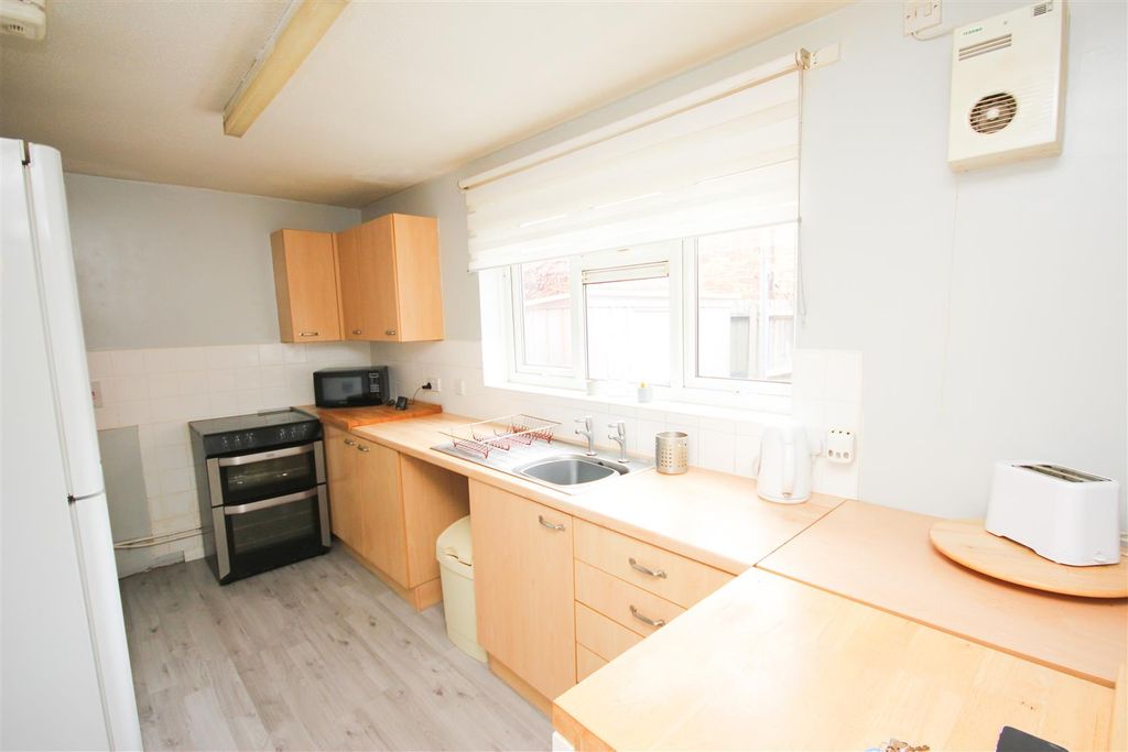 Property photo 3 of 11 Kitchen.Jpg