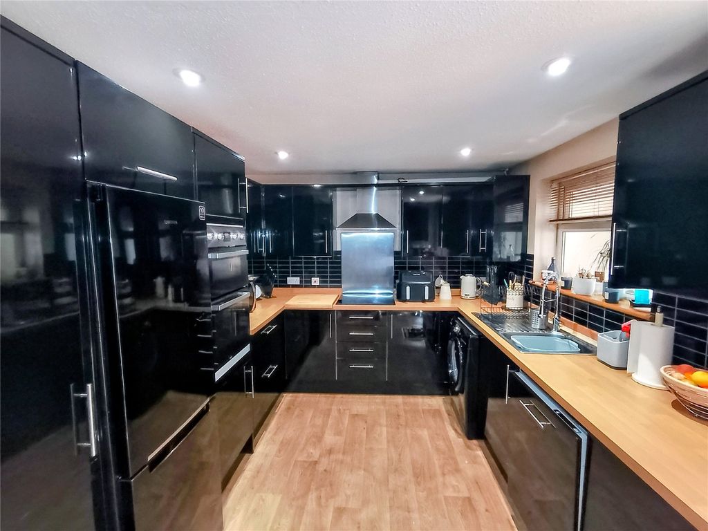 Property photo 2 of 24 Picture No. 15