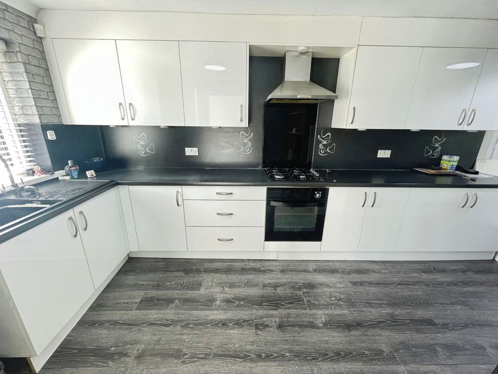 Property photo 2 of 18 Kitchen