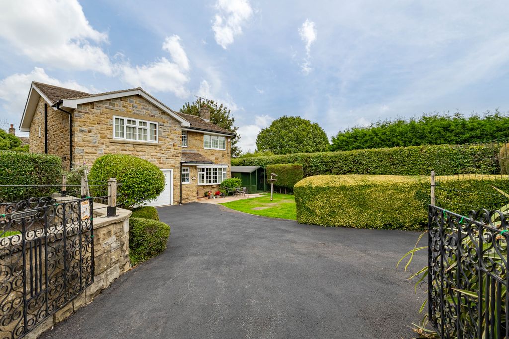 Property photo 1 of 24 6 Bedroom Detached For Sale