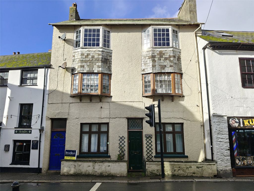 Property photo 1 of 9 Top Floor Flat