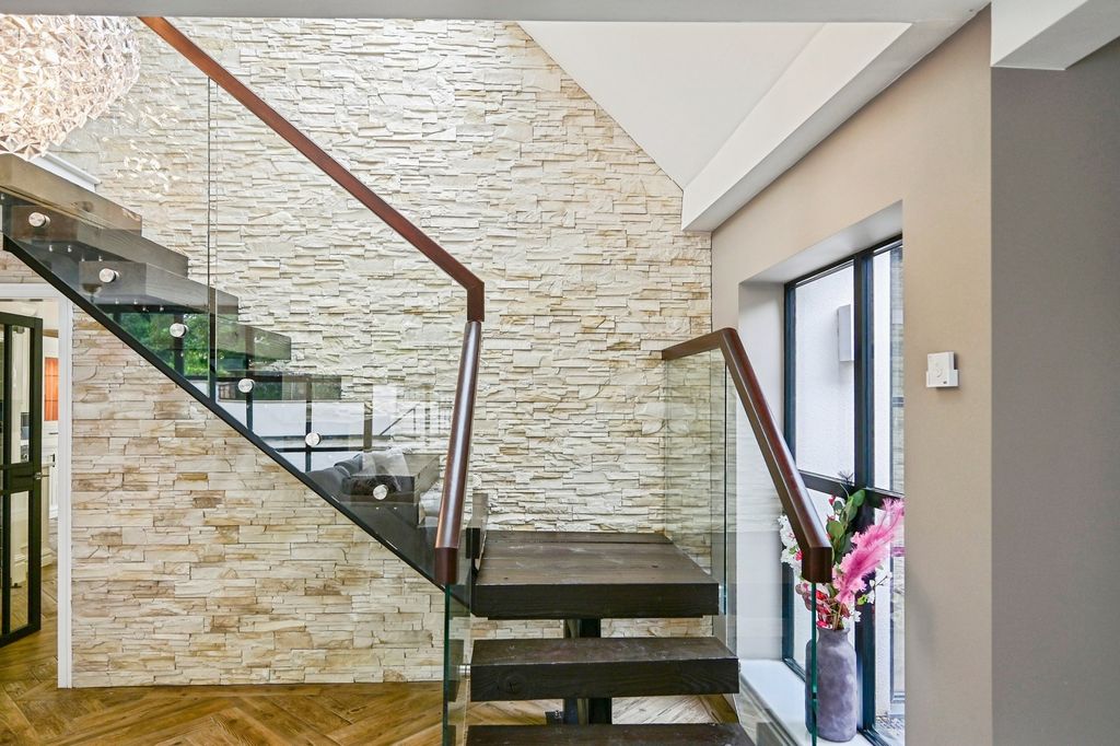 Property photo 3 of 22 Pbox-Img.Jpg