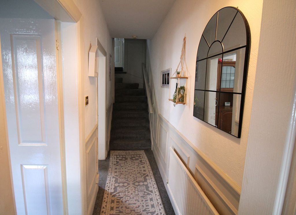 Property photo 3 of 10 Hall Way