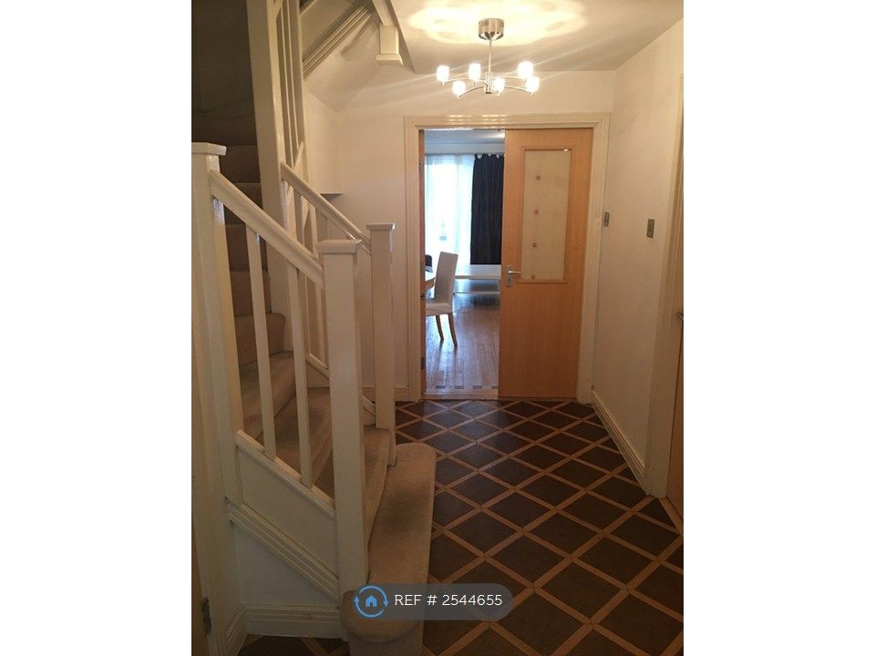Property photo 3 of 11 Entrance Hallway