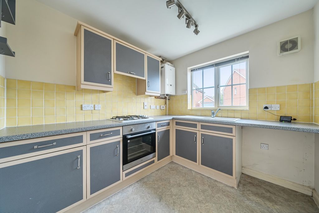 Property photo 3 of 18 Kitchen