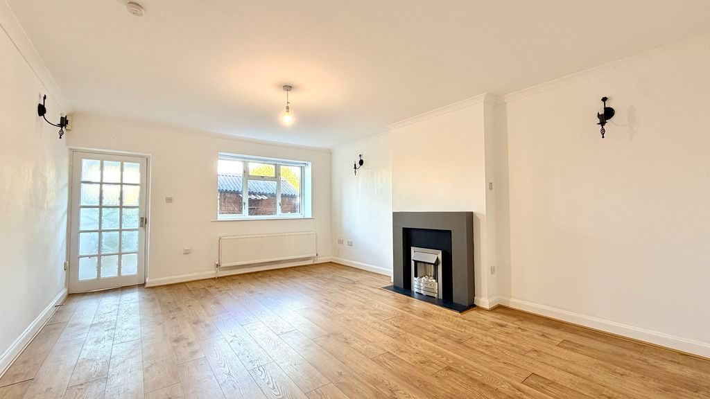 Property photo 3 of 10 Sitting/Dining Room