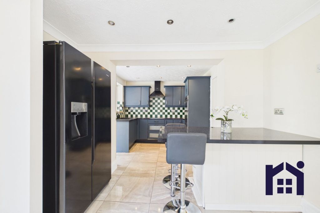 Property photo 3 of 28 Dining Kitchen