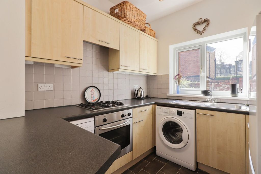 Property photo 3 of 21 Kitchen