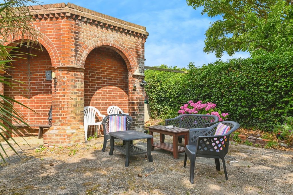 Property photo 3 of 17 Communal Garden