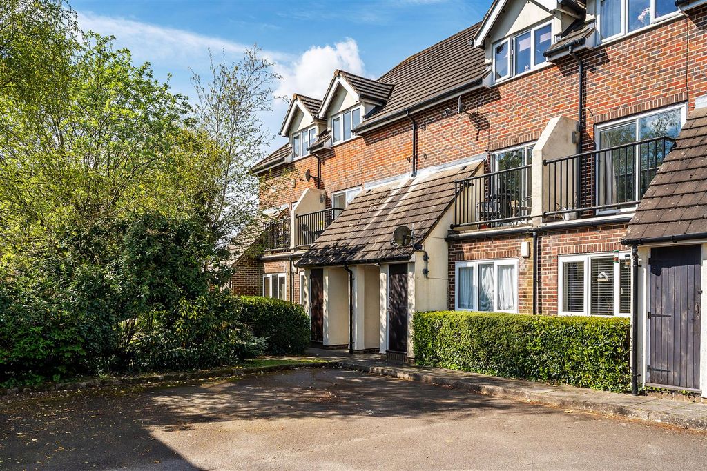 Property photo 1 of 25 9-Crowhurst-Mead-4.Jpg