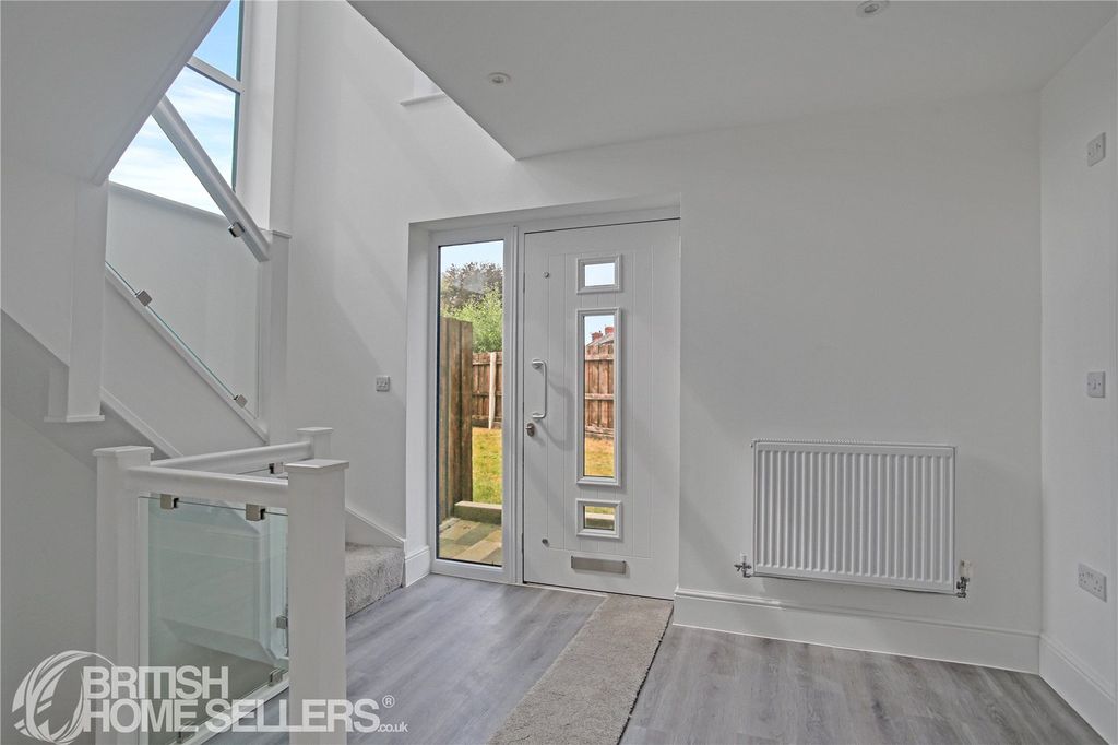Property photo 2 of 19 Picture No. 16