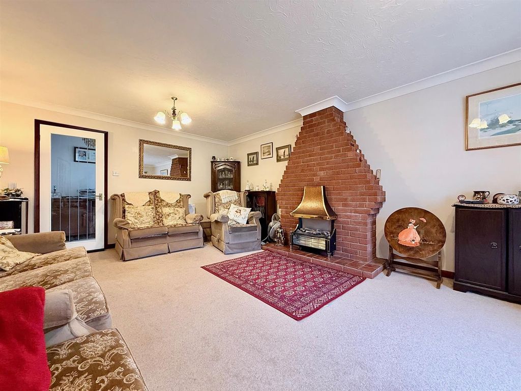 Property photo 2 of 16 Lounge