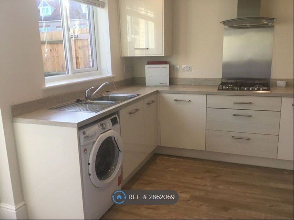 Property photo 3 of 8 Kitchen
