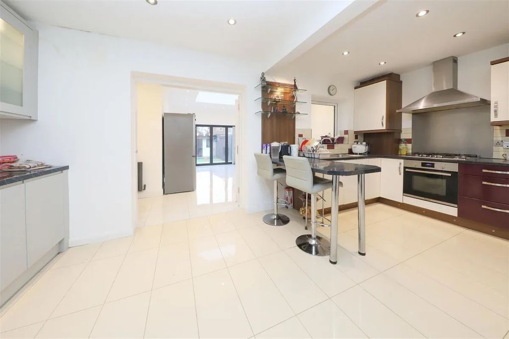 Property photo 2 of 18