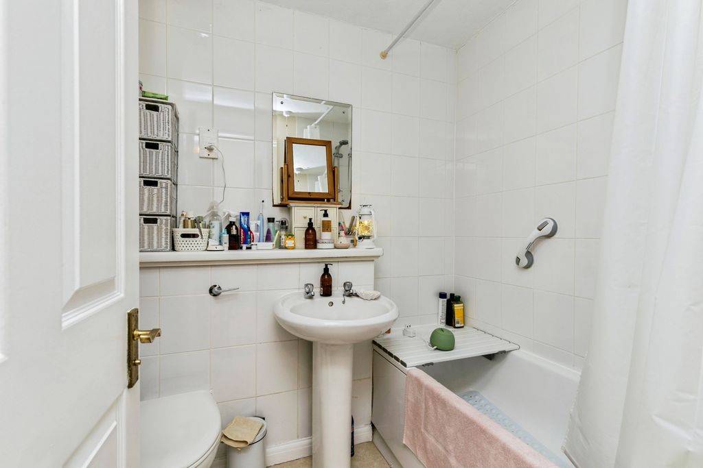 Additional image 12 of 2 bed flat for saleGreenacres, North Parade, Horsham, West Sussex RH12