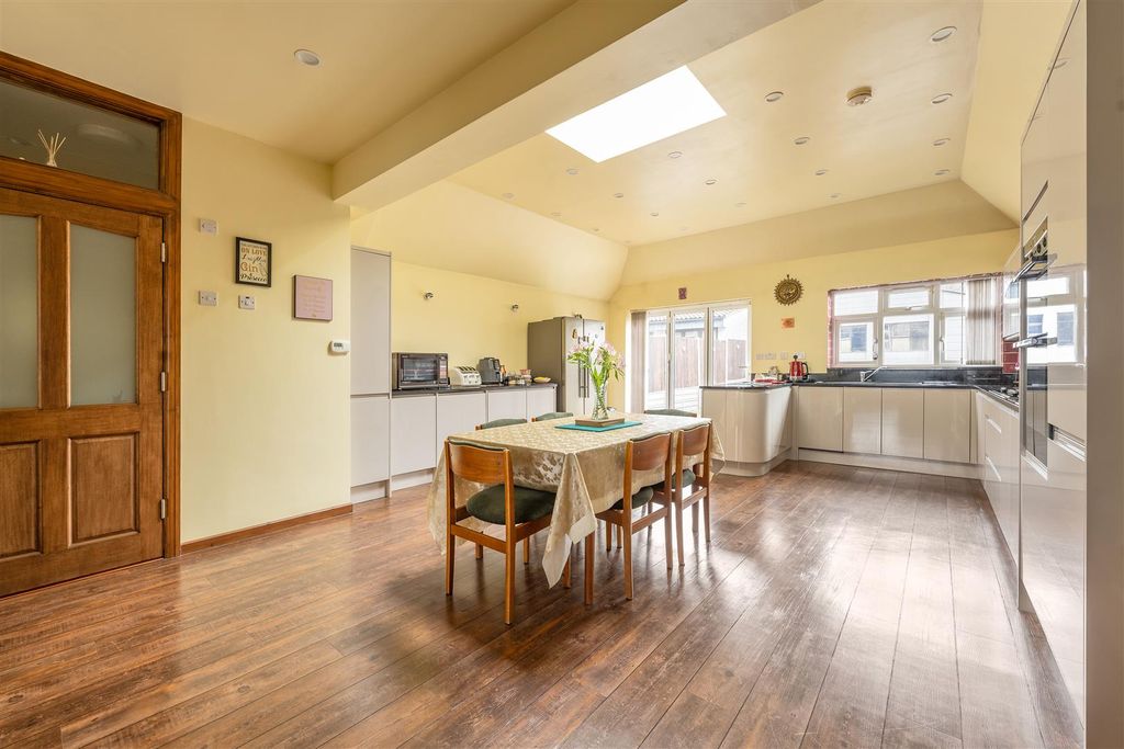 Property photo 3 of 20 Hall Lane E4