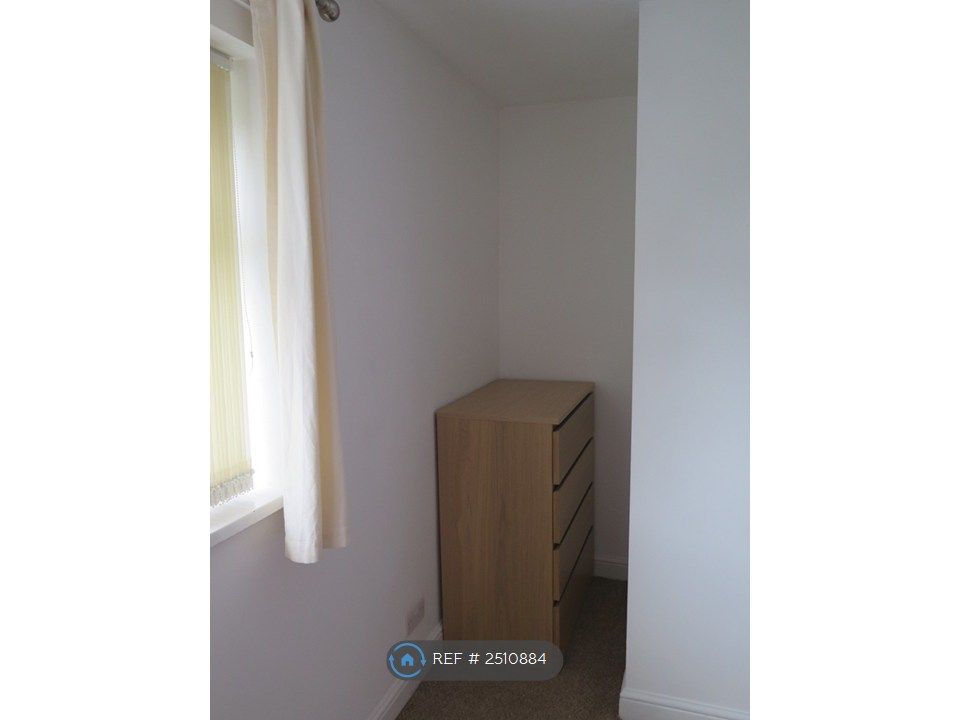 Property photo 3 of 10 Room 6