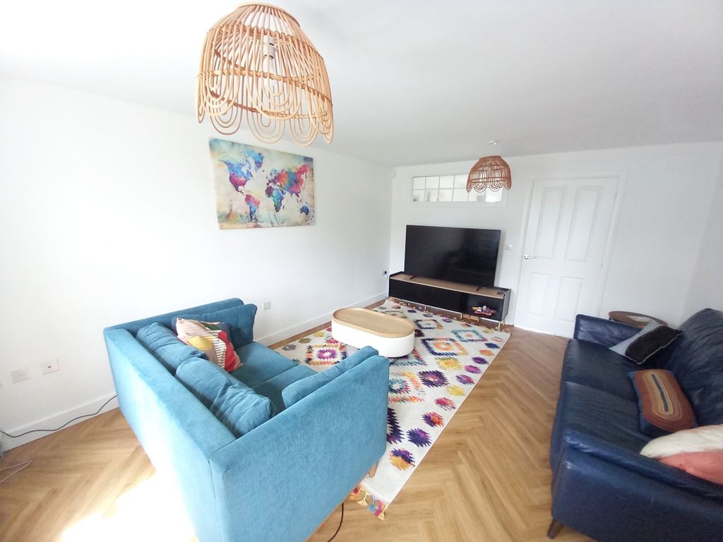 Property photo 2 of 15 Lounge
