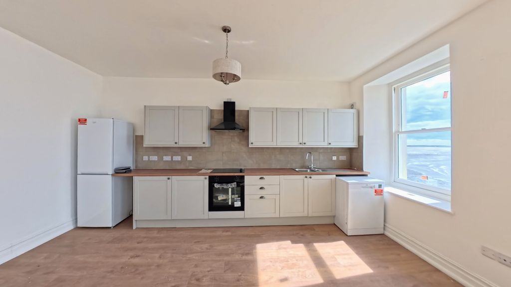 Property photo 3 of 8 Kitchen