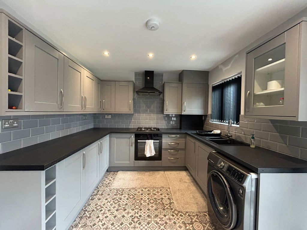 Property photo 1 of 14 4 Bed Semi-Detached House To Rent The Alders, Hounslow Tw5