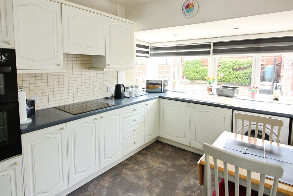 Property photo 3 of 9 Kitchen