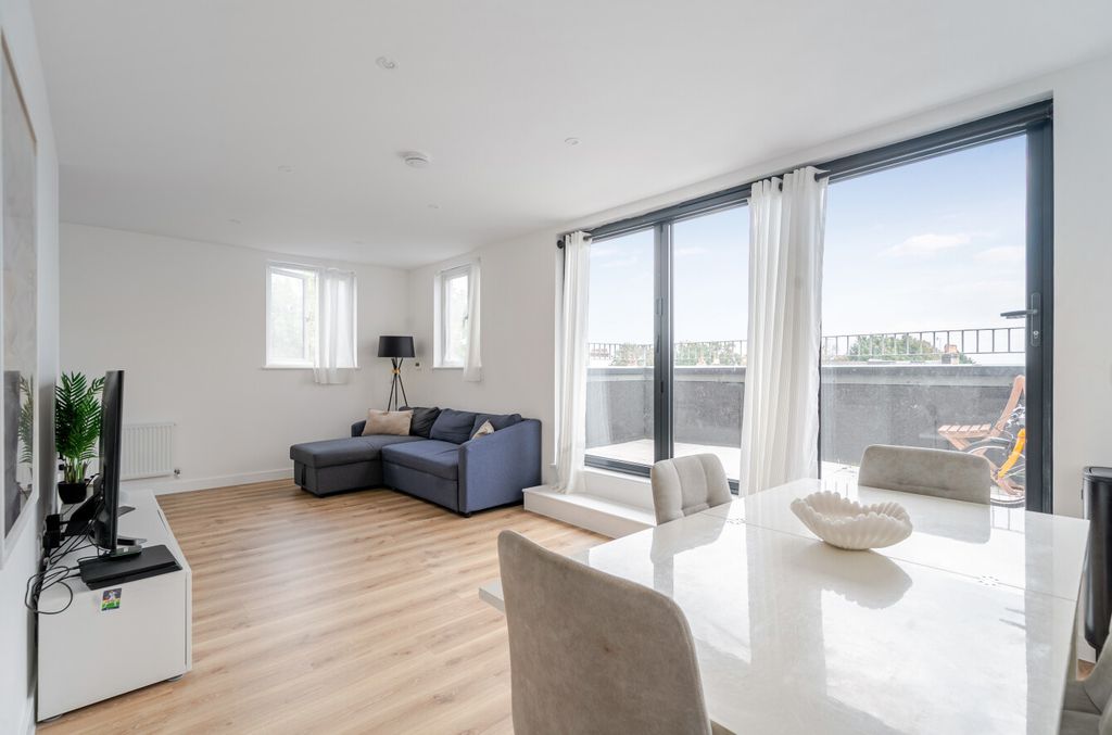Property photo 2 of 11 1526402-4-1A0Edf4...