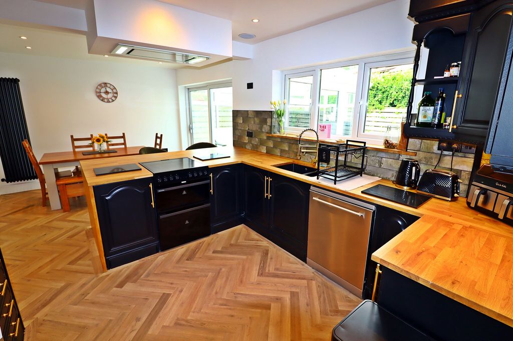 Property photo 3 of 37 Kitchen