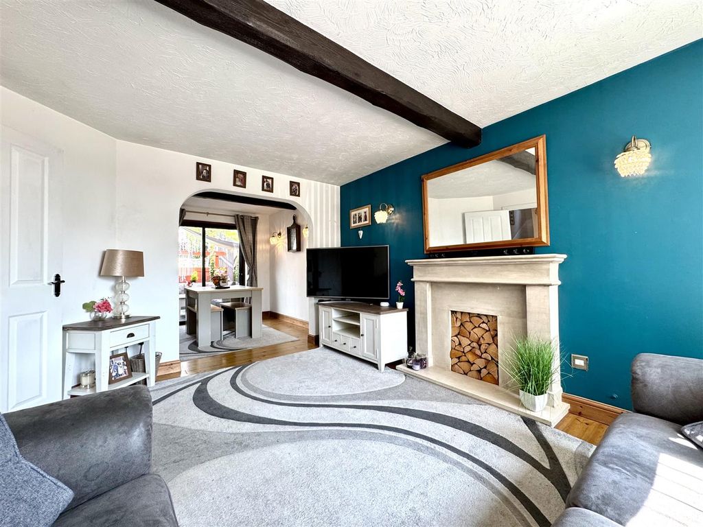 Property photo 2 of 17 Lounge