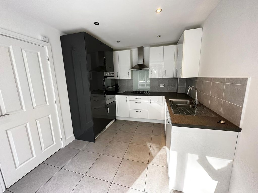 Property photo 3 of 12 Kitchen