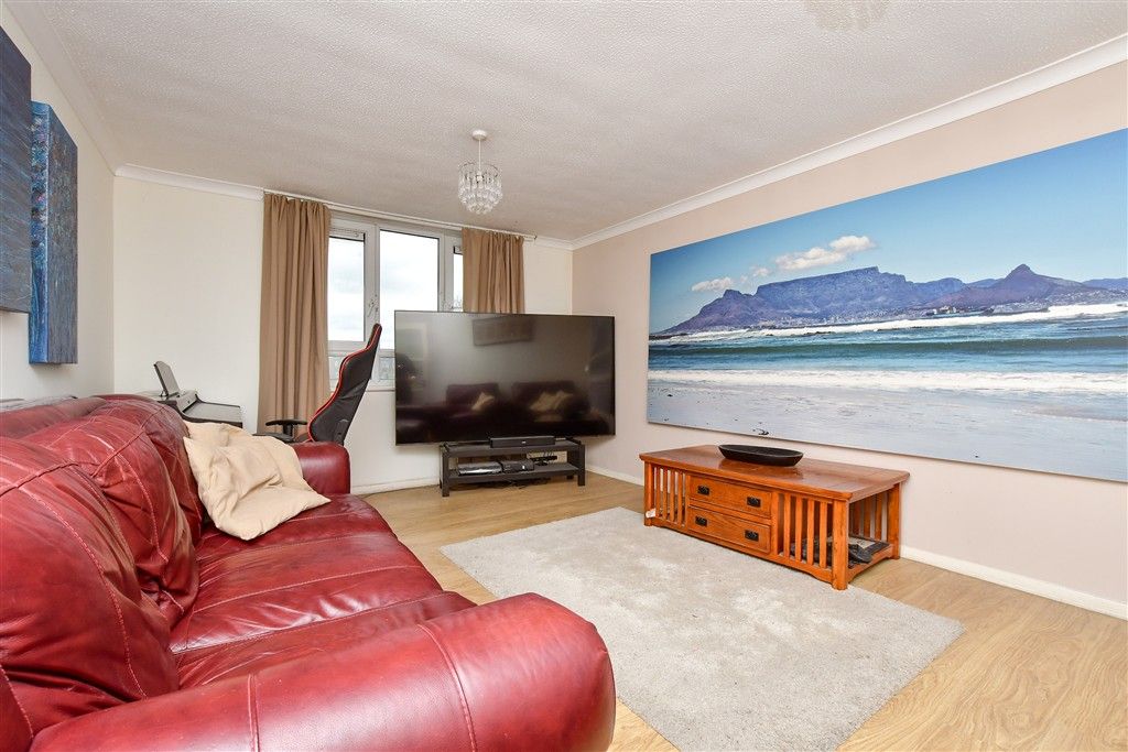 Property photo 1 of 10 Lounge