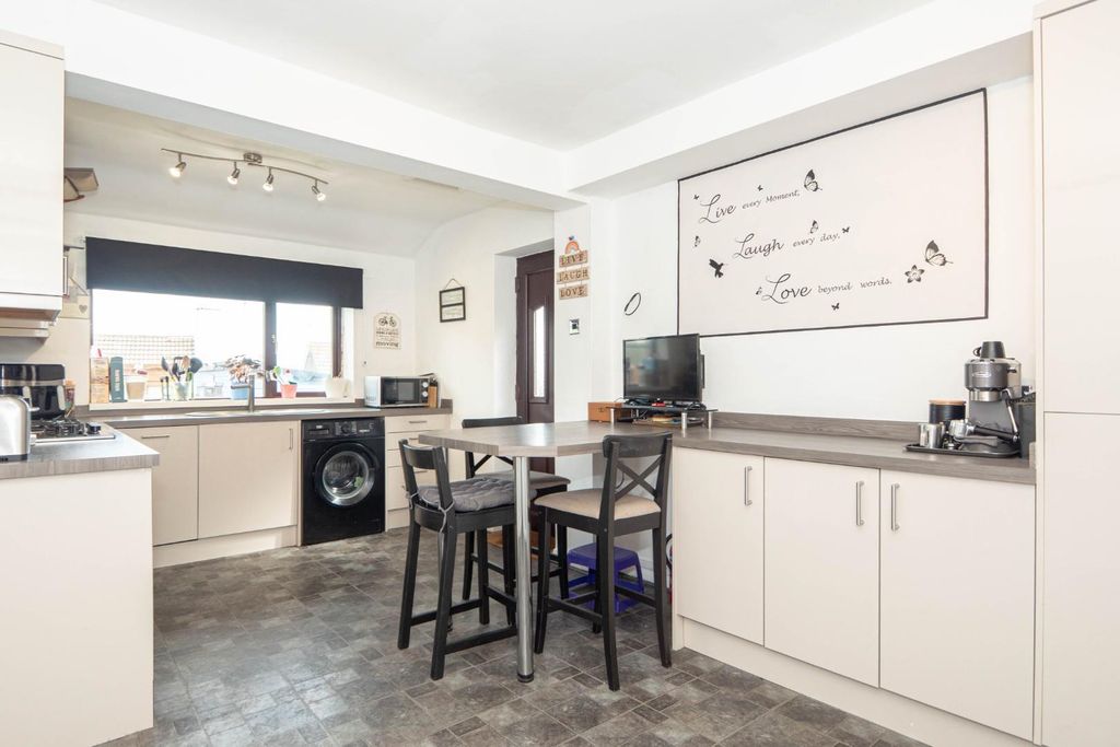 Property photo 3 of 28 Kitchen/Diner