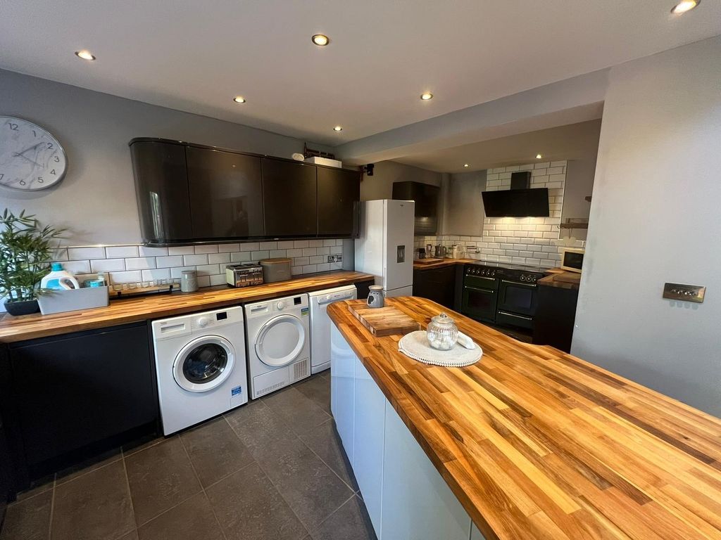 Property photo 3 of 16 Kitchen