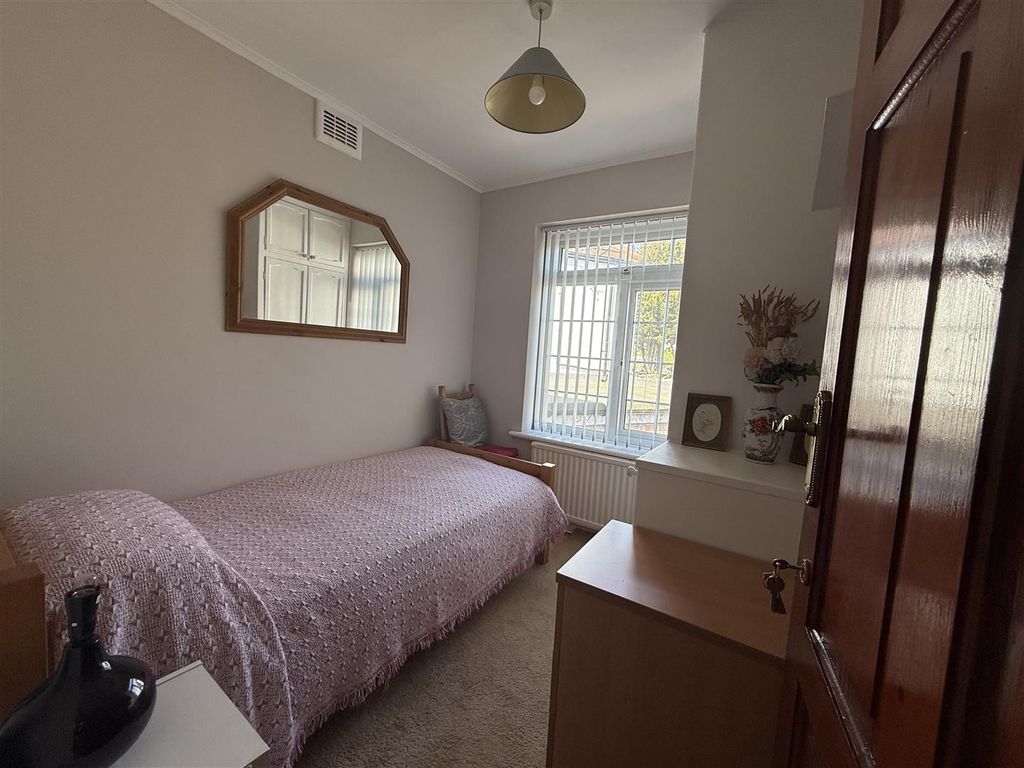 Property photo 3 of 11 Room 2