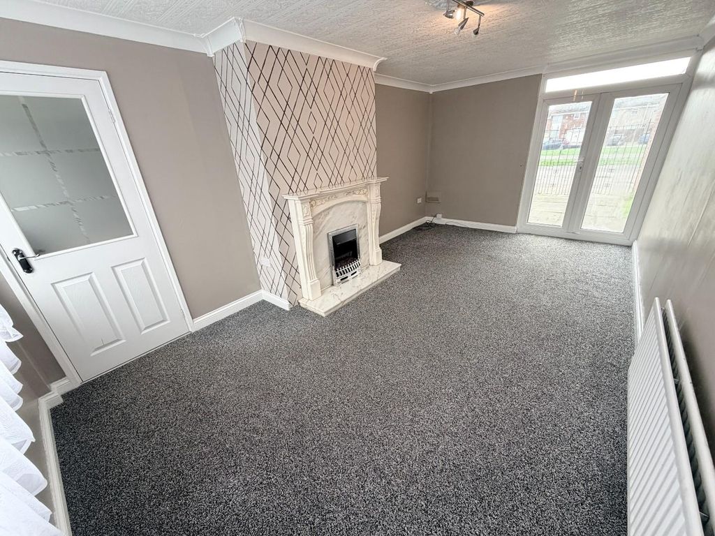 Property photo 3 of 20 Lounge