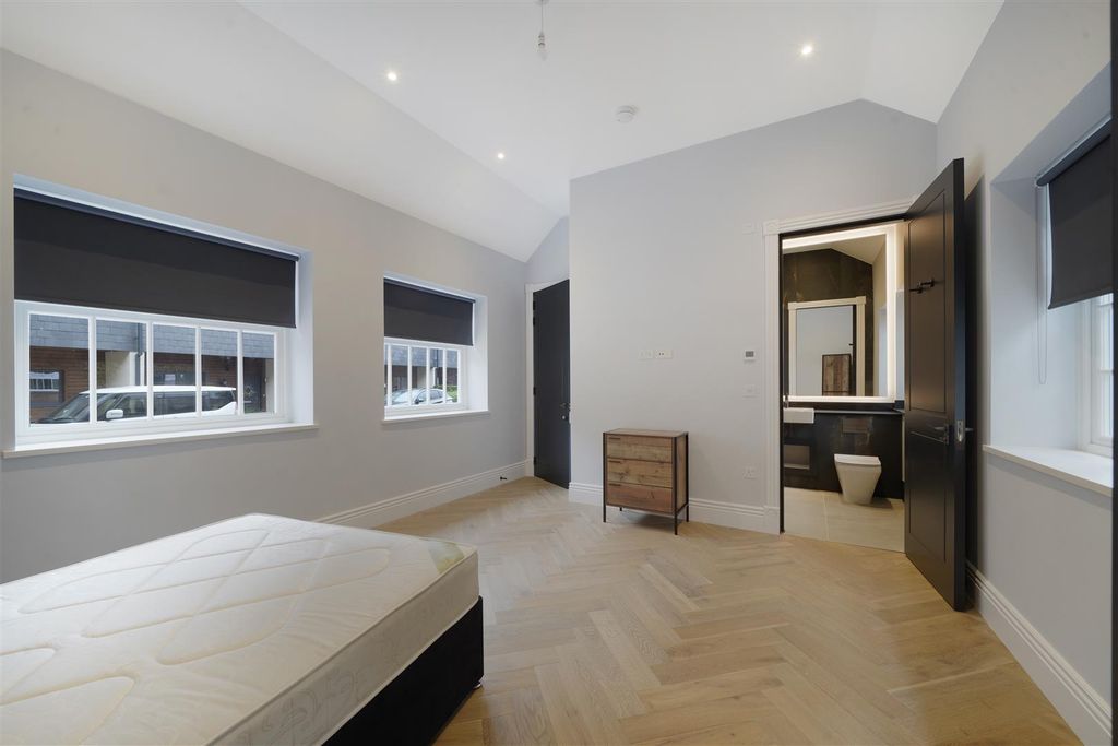 Property photo 1 of 11 Newall Close - 4Dessexorgnrl4Bhw13x.Jpg