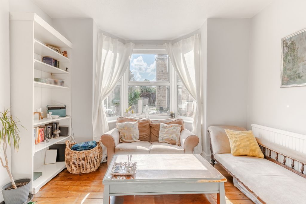 Property photo 2 of 17 A7400138-Hdr-17