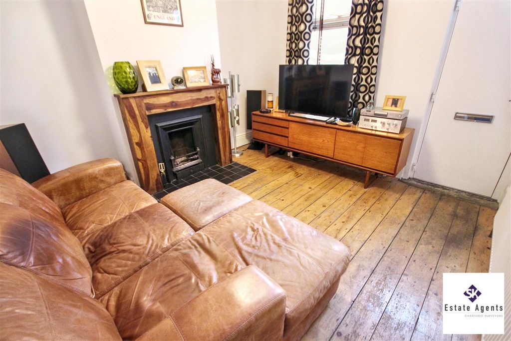 Property photo 2 of 16 Lounge